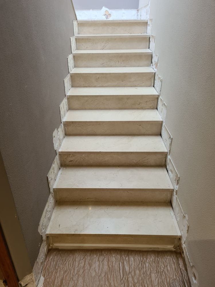 Imagen de las escaleras antes de colocar el suelo de madera Andreu Parquets