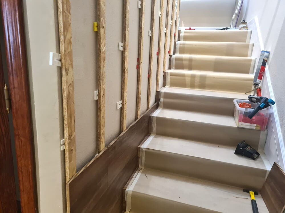 Trabajos de colocación de pavimento laminado en las escaleras Andreu Parquets