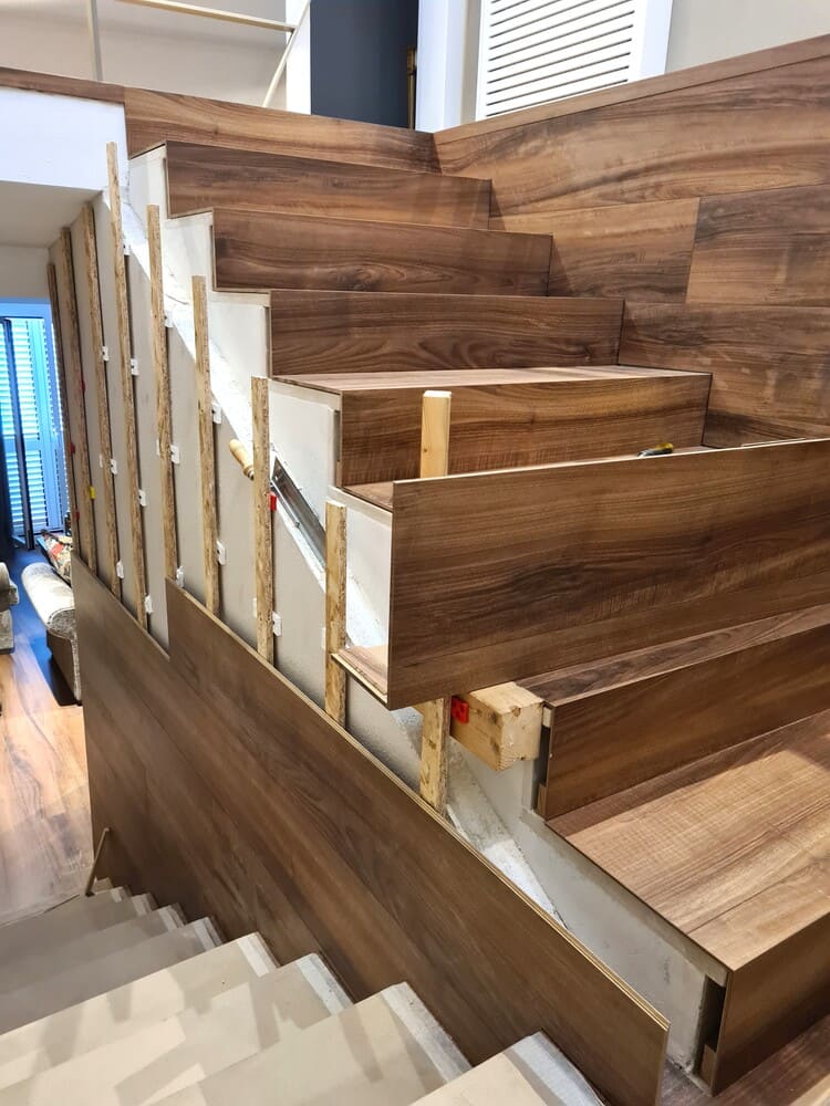 Trabajos de colocación de pavimento laminado en las escaleras Andreu Parquets Lleida