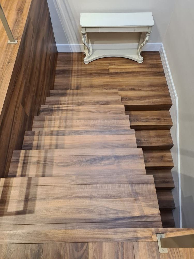 colocación de pavimento laminado en las escaleras Andreu Parquets