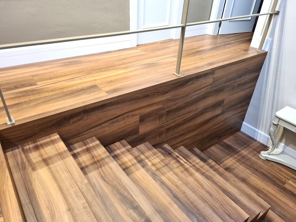 colocación de pavimento laminado en las escaleras Andreu Parquets Lleida