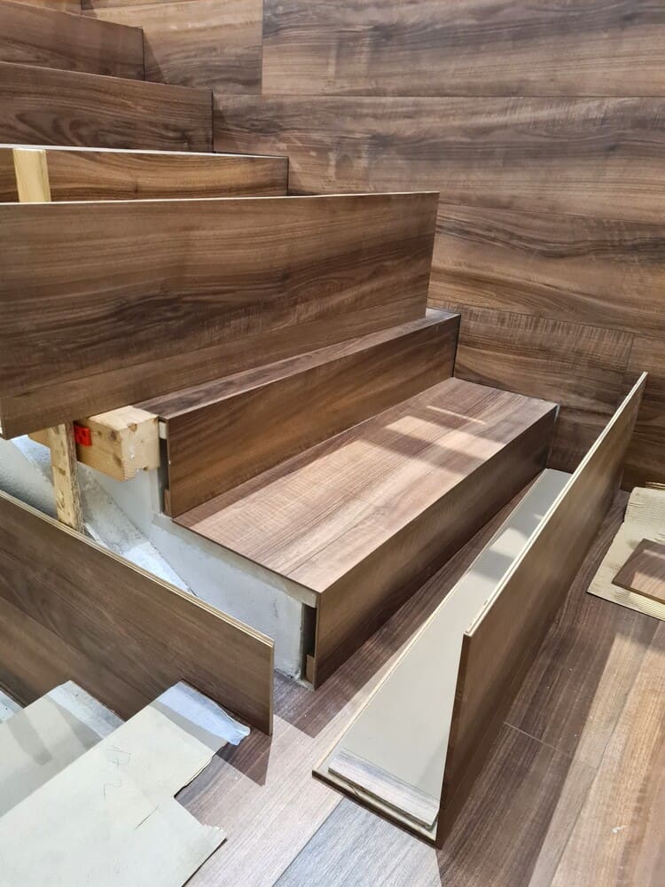 colocación de pavimento laminado en las escaleras Andreu Parquets Lleida