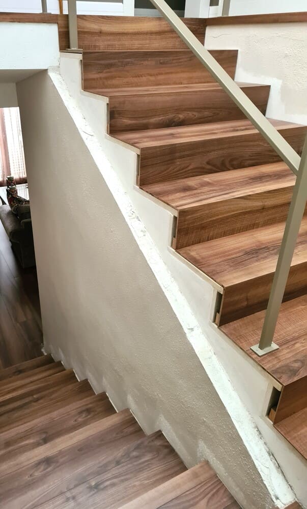 colocación de pavimento laminado en las escaleras Andreu Parquets