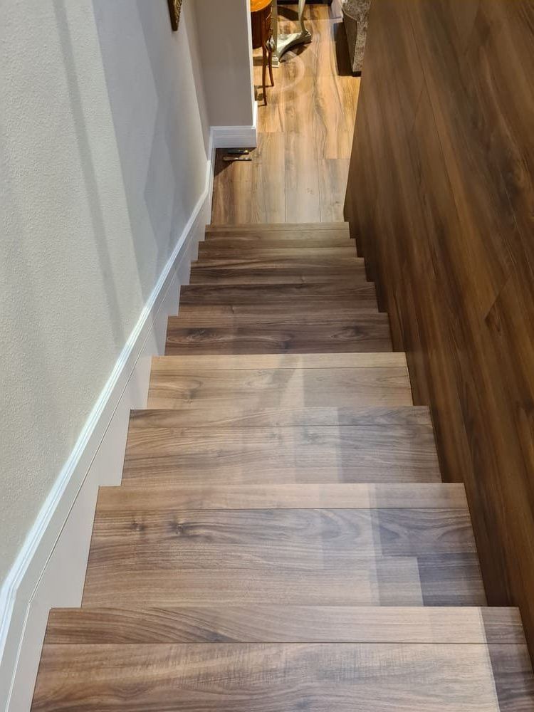 detalle de las escaleras forradas con madera Andreu Parquets