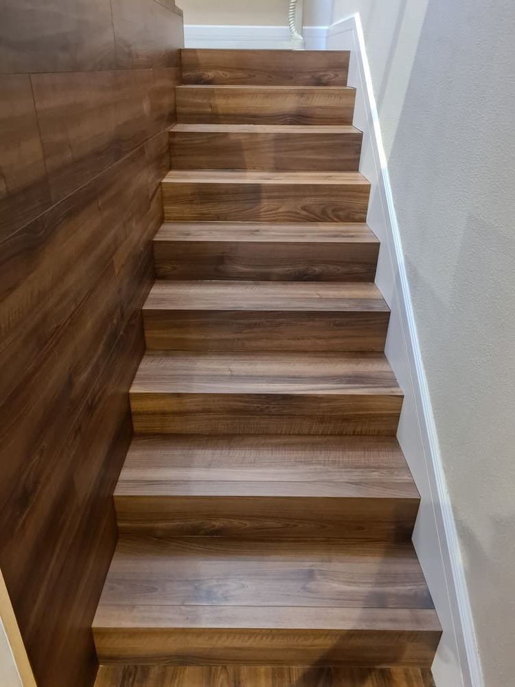 detalle de las escaleras forradas con parquet Andreu Parquets