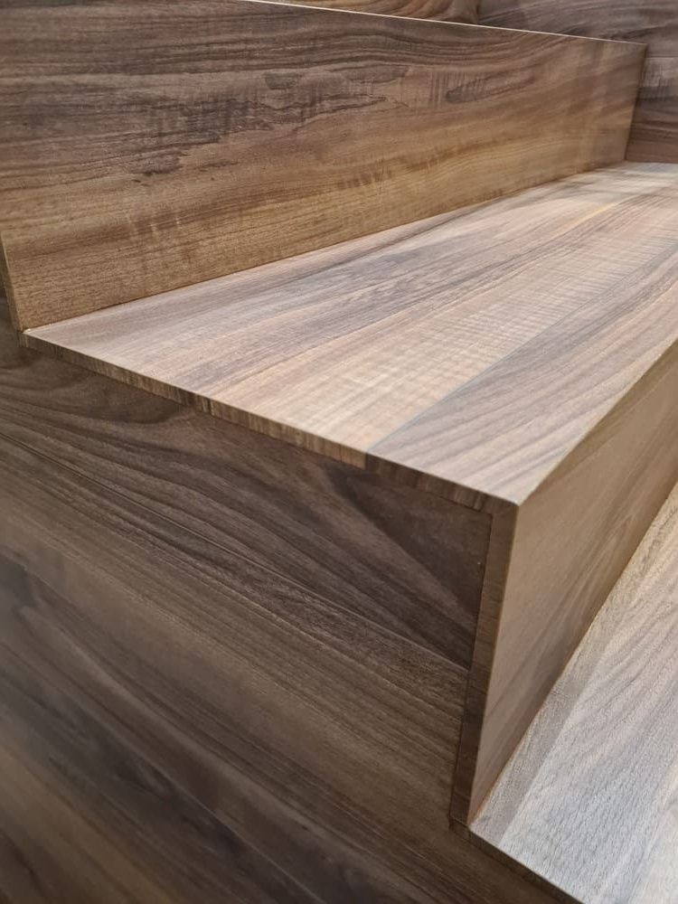 detalle del pavimento laminado en la escalera Andreu Parquets