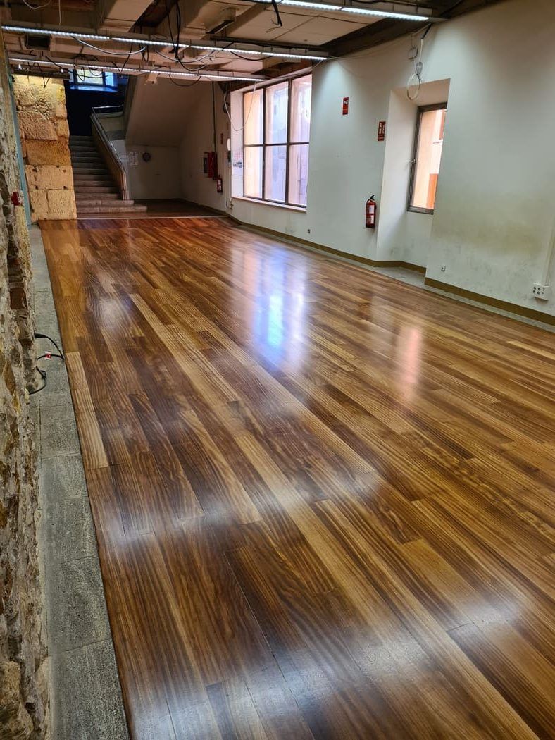 Detalle del suelo de madera de Elondo restaurado - Andreu Parquets en Tarragona
