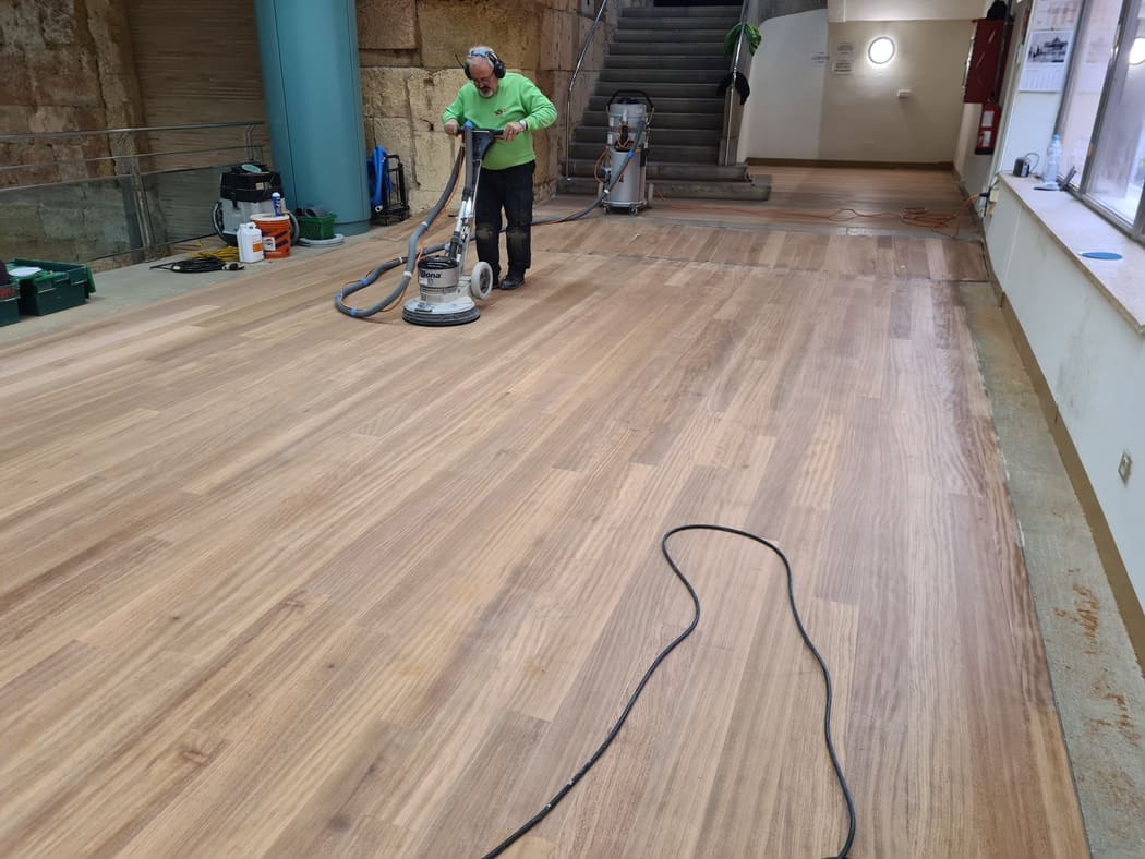 Trabajos de restauración del suelo de madera de Elondo - Andreu Parquets