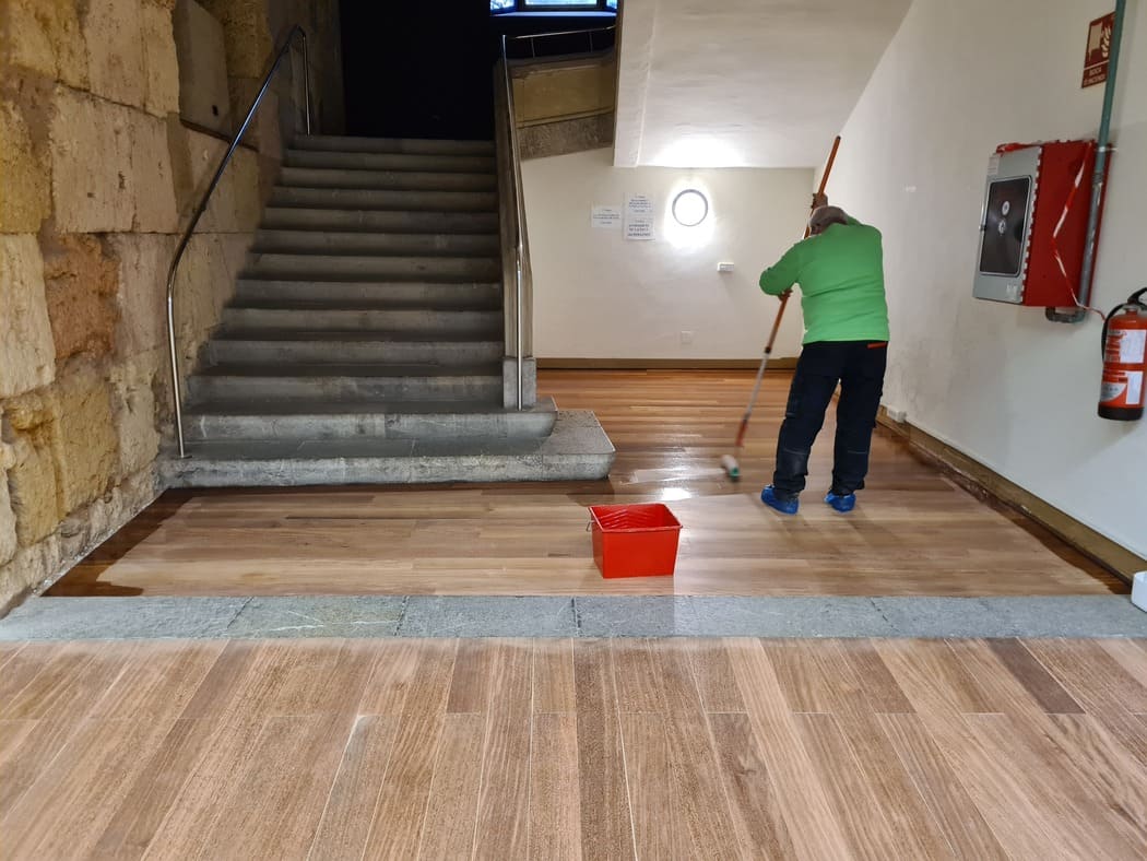 Trabajos de restauración del suelo de madera de Elondo - Andreu Parquets