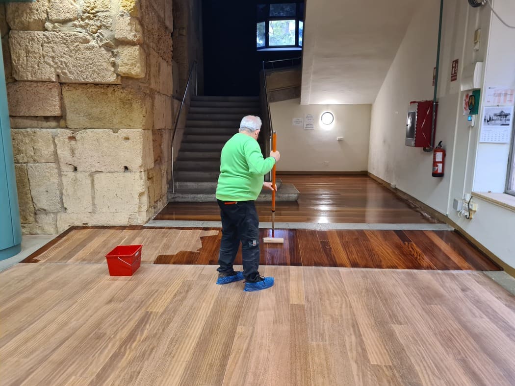 Trabajos de restauración del suelo de madera de Elondo - Andreu Parquets