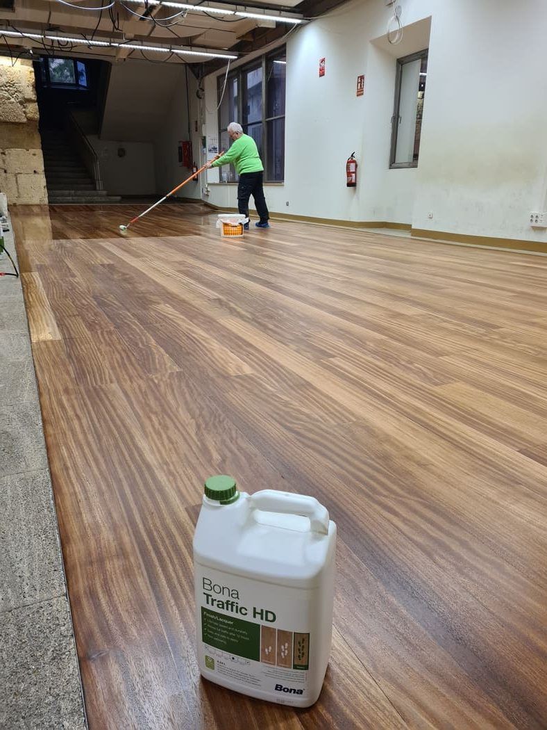 Trabajos de restauración del suelo de madera de Elondo - Andreu Parquets en Tarragona