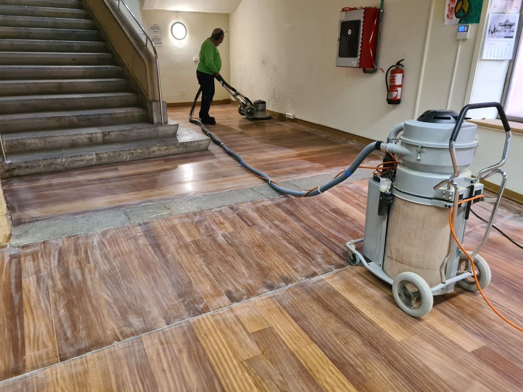 Trabajos de restauración del suelo de madera de Elondo - Andreu Parquets