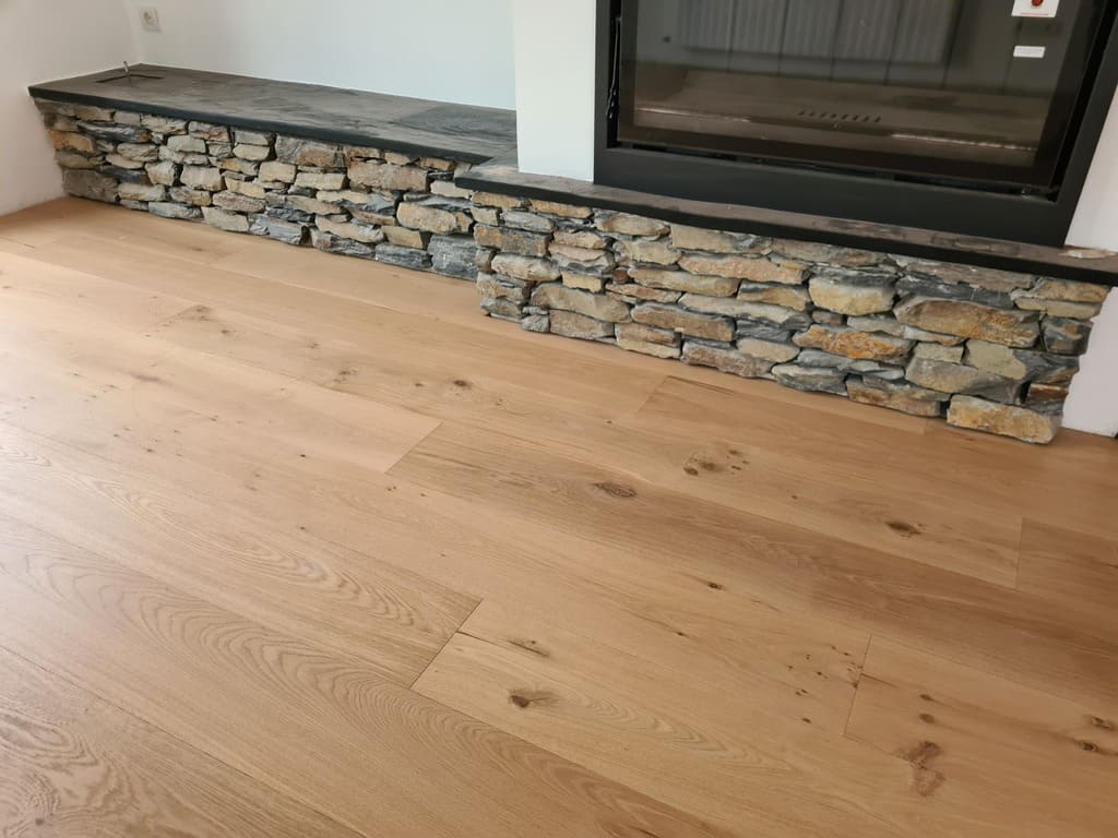 Detalle del suelo de parquet colocado Andreu Parquets en la Chimenea