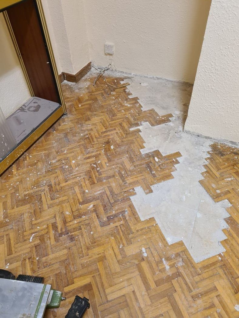 Estado del parquet afectado por la humedad antes de la restauración Andreu Parquets