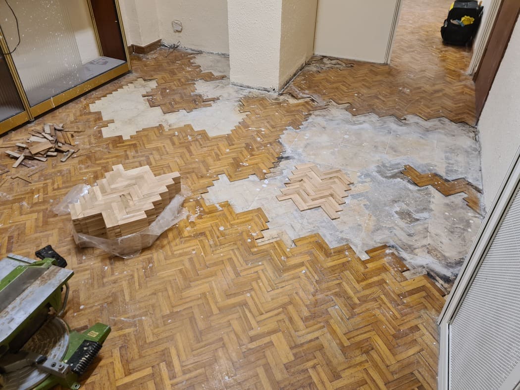 Estado del parquet afectado por la humedad antes de la restauración Andreu Parquets Lleida