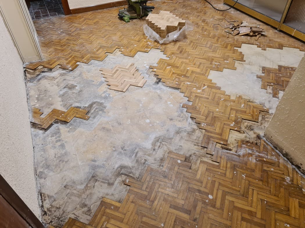 Estado del parquet afectado por la humedad antes de la restauración - Andreu Parquets