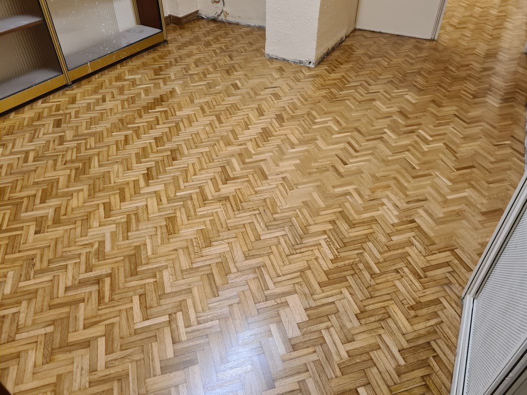 Estado del parquet de roble después de la restauración Andreu Parquets
