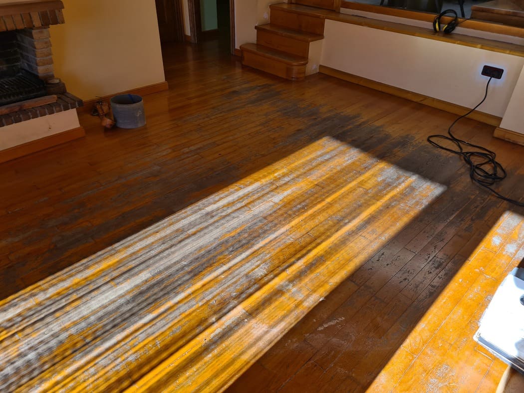 Restauración de un suelo de madera, estado del suelo antes de la restauración con productos marca Bona - Andreu Parquets