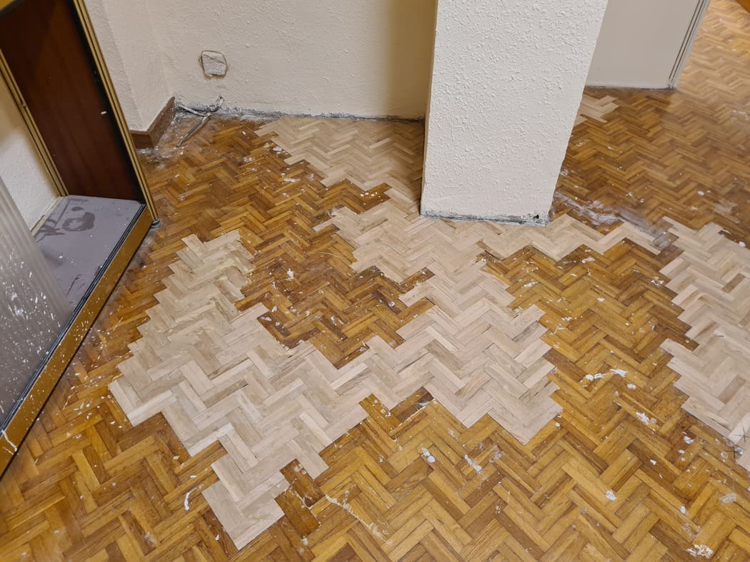 Substitución de las piezas de parquet dañadas Andreu Parquets