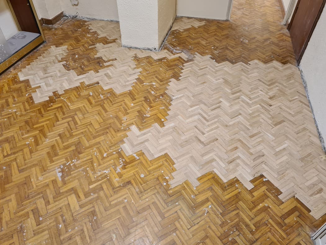 Substitución de las piezas de parquet por las nuevas Andreu Parquets Lleida