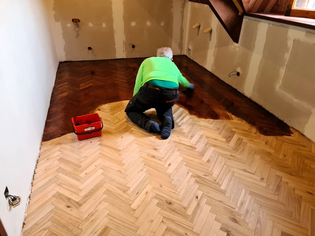 Trabajos de cambiar de color el Parquet - Andreu Parquets