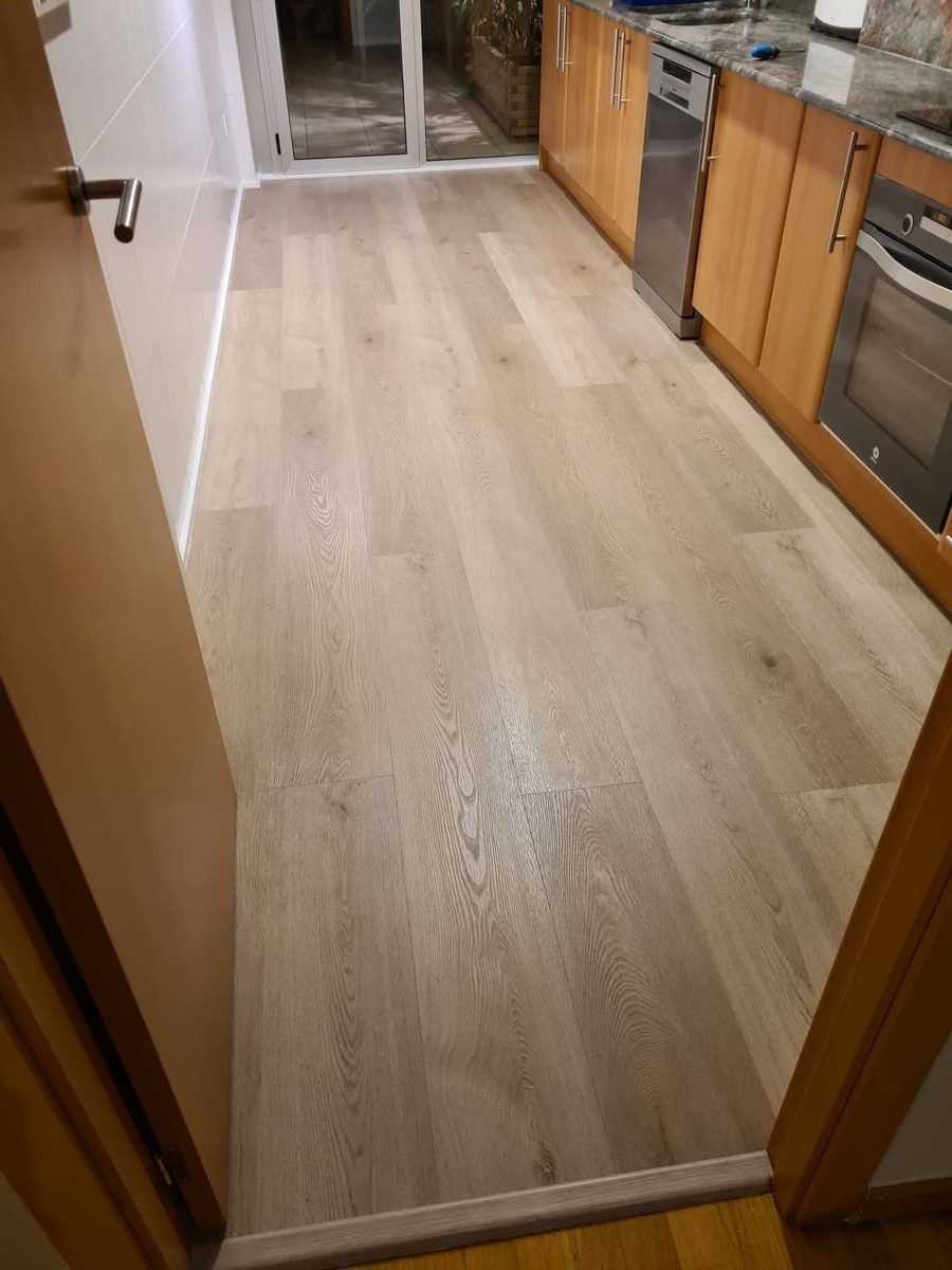 Cambiar suelo de parquet dañado por una fuga de agua por pavimiento vinílico - Andreu Parquets