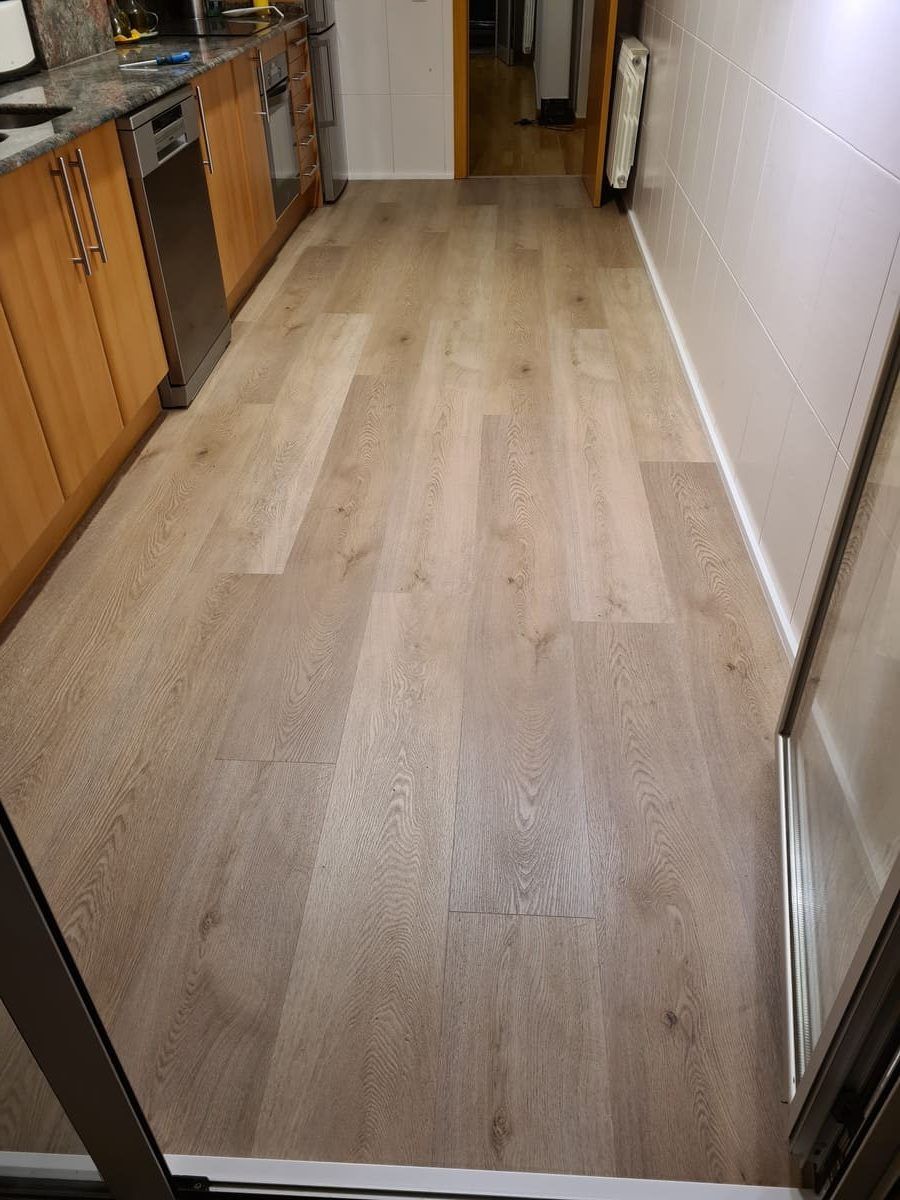 Cambiar suelo de parquet deteriorado por una fuga de agua por pavimiento vinílico - Andreu Parquets