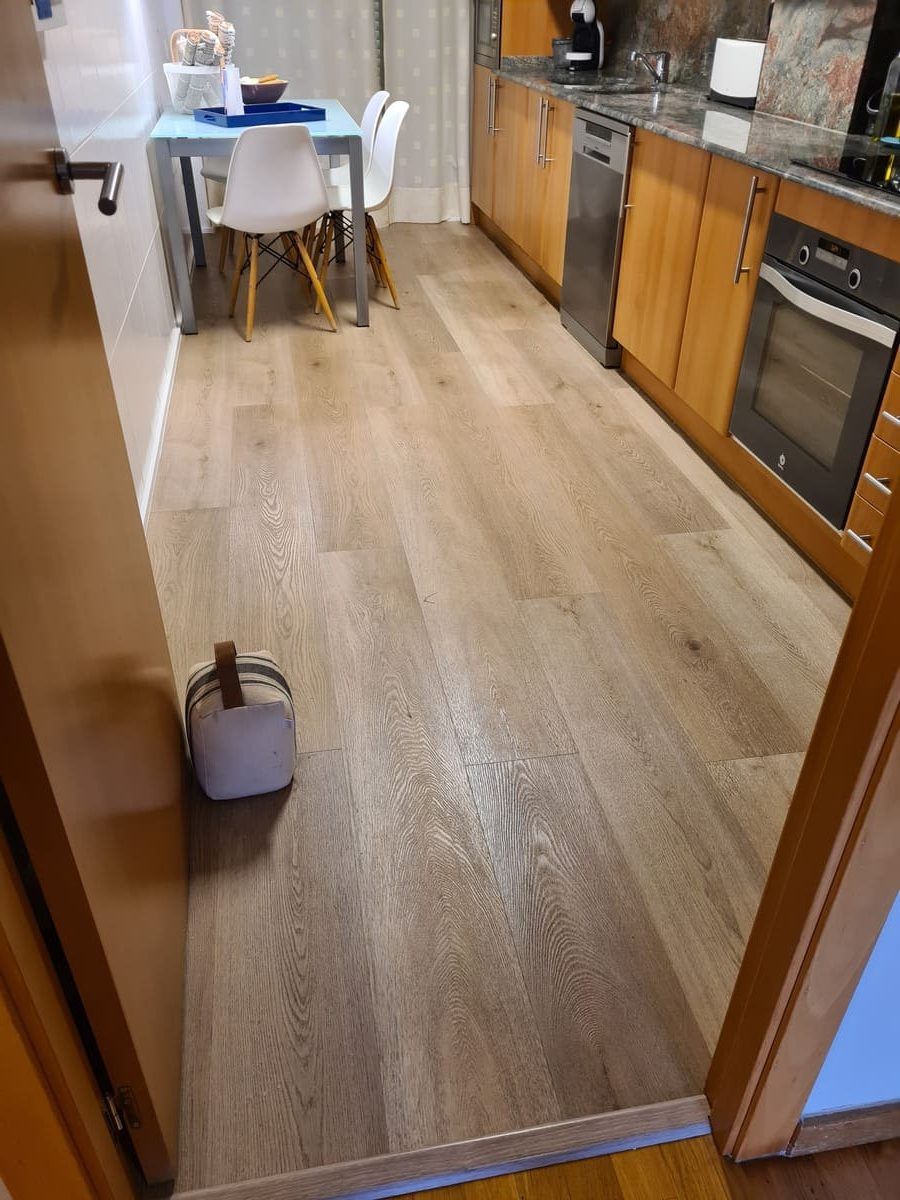 Cambiar suelo de parquet estropeado por una fuga de agua por pavimiento vinílico - Andreu Parquets