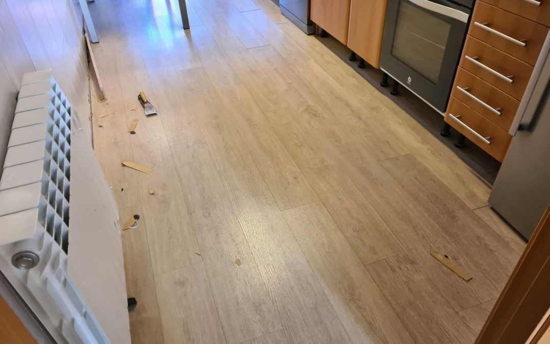 Substitución de pavimento laminado por pavimento vinílico debido a una fuga de agua