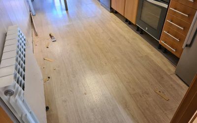 Substitución de pavimento laminado por pavimento vinílico debido a una fuga de agua