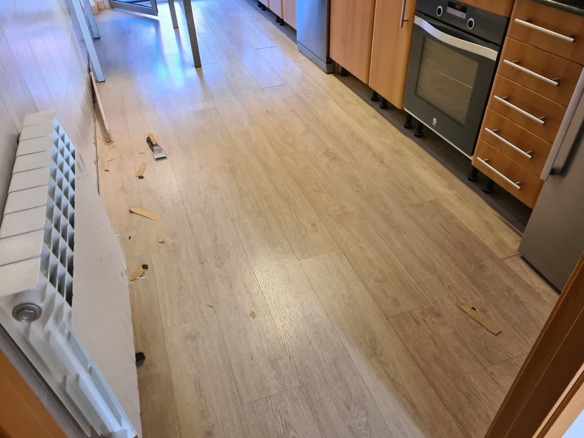 Detalle del parquet dañado por una fuga de agua - Andreu Parquets
