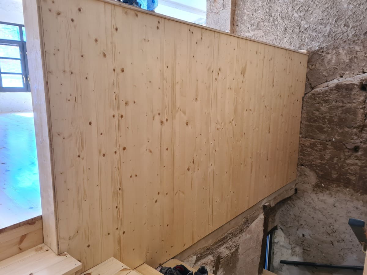 Detalle del suelo de pino pulido y barnizado- Andreu Parquets Lleida