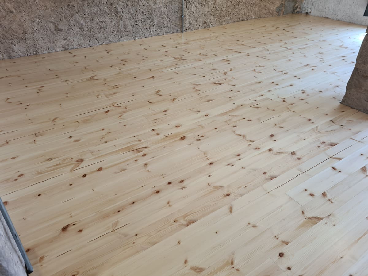 Detalle del suelo de pino pulido y barnizado - Andreu Parquets Lleida