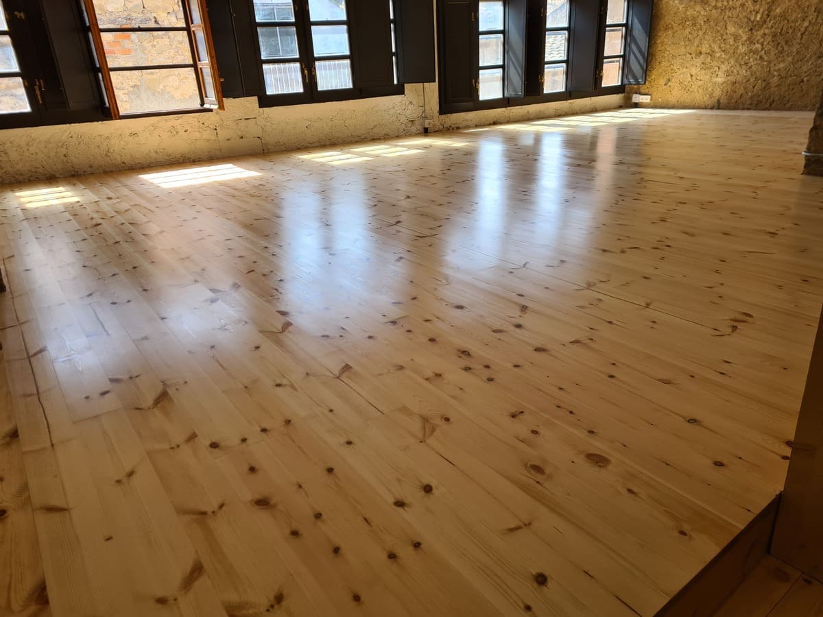 Detalle del suelo de pino pulido y barnizado en el Salón de la casa - Andreu Parquets Lleida