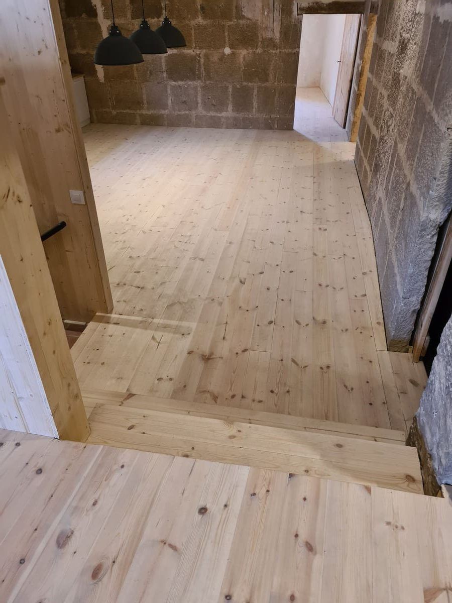 Estado del suelo de madera de Pino antes de pulir y barnizar- Andreu Parquets
