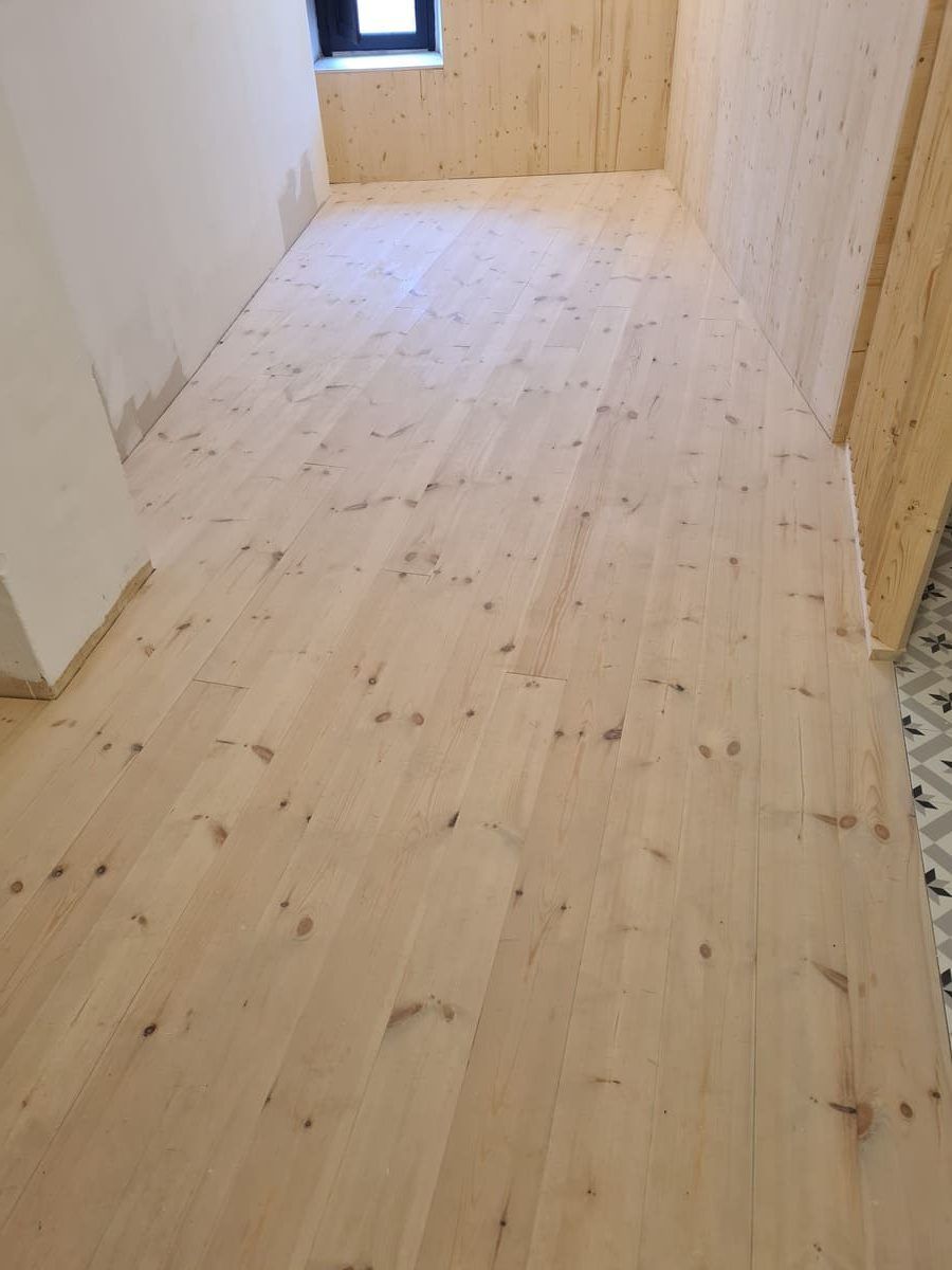 Estado del suelo de madera de Pino antes de pulir y barnizar - Andreu Parquets Lleida