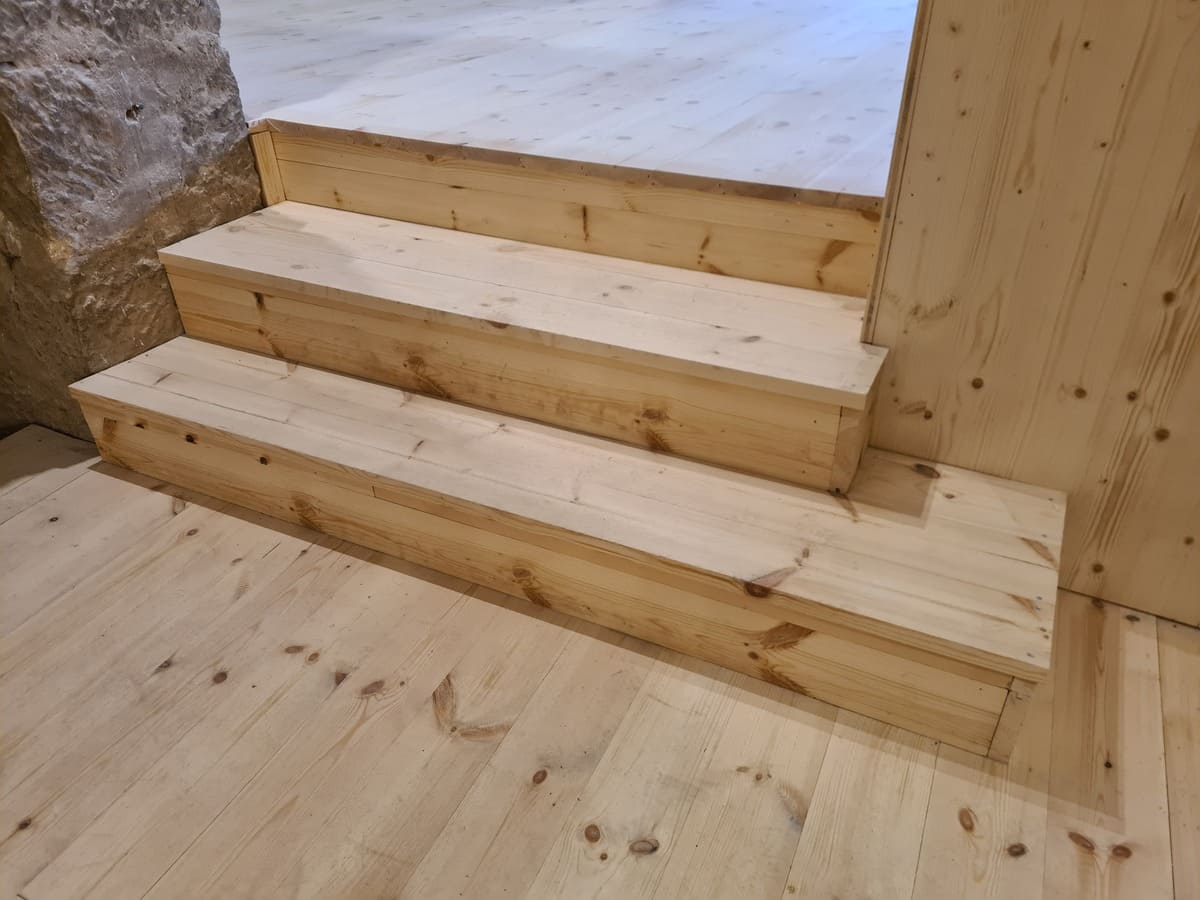 Estado del suelo de madera de Pino de las escaleras antes de pulir y barnizar -Andreu Parquets