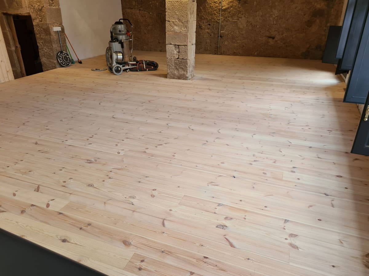 Estado del suelo de madera de Pino en el comedor antes de pulir y barnizar -Andreu Parquets