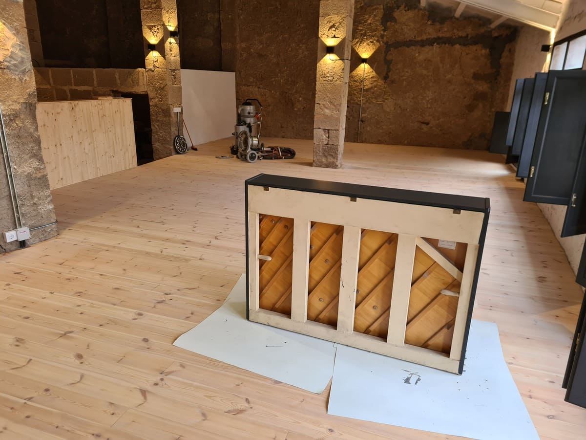 Estado del suelo de madera de Pino en el comedor antes de pulir y barnizar -Andreu Parquets - Soleras