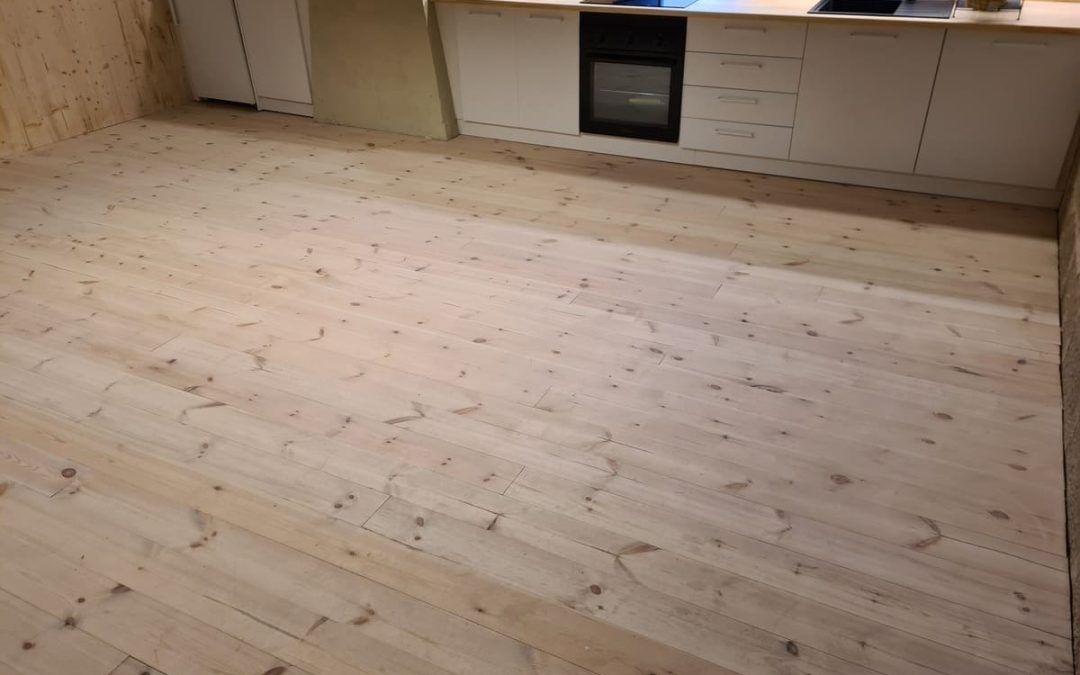 Pulir y barnizar la madera de pino