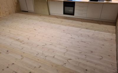 Pulir y barnizar la madera de pino