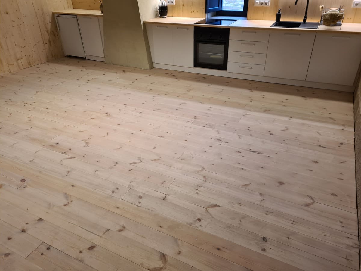 Estado del suelo de madera de Pino en la cocina antes de pulir y barnizar - Andreu Parquets