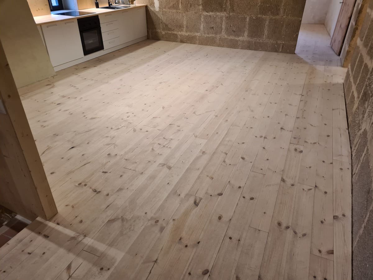 Estado del suelo de madera de Pino en la cocina antes de pulir y barnizar - Andreu Parquets Lleida