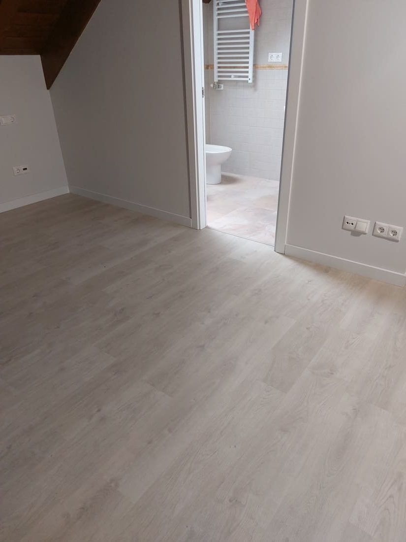 Pavimento Laminado de la marca FinFloor instalado - Andreu Parquets en Durro la Vall de Boí