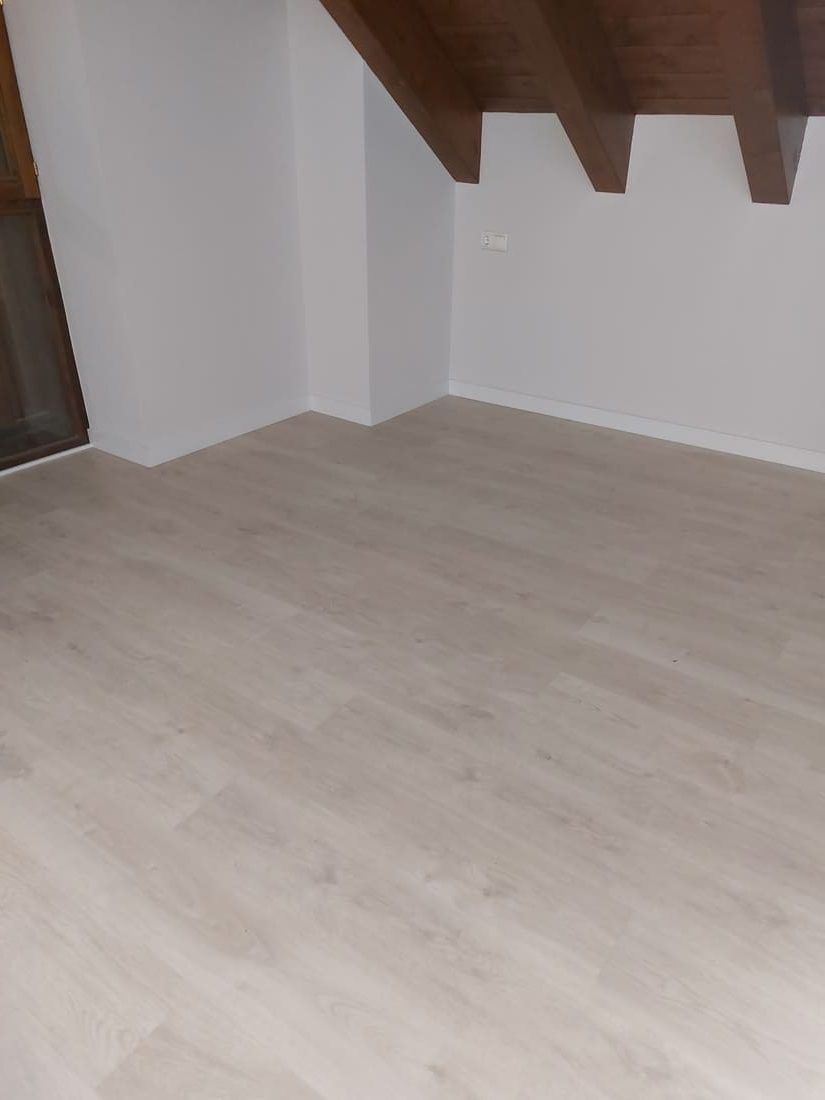 Pavimento Laminado de la marca FinFloor instalado - Andreu Parquets en Durro
