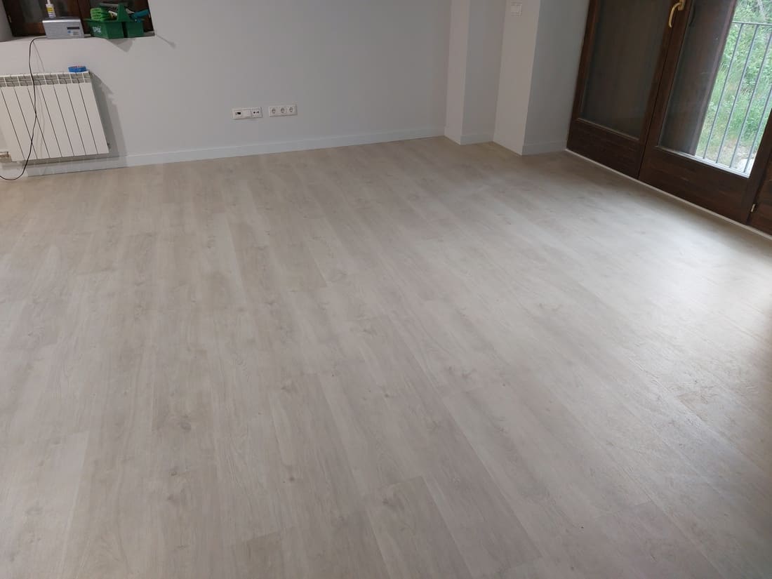 Pavimento Laminado de la marca FinFloor instalado - Andreu Parquets