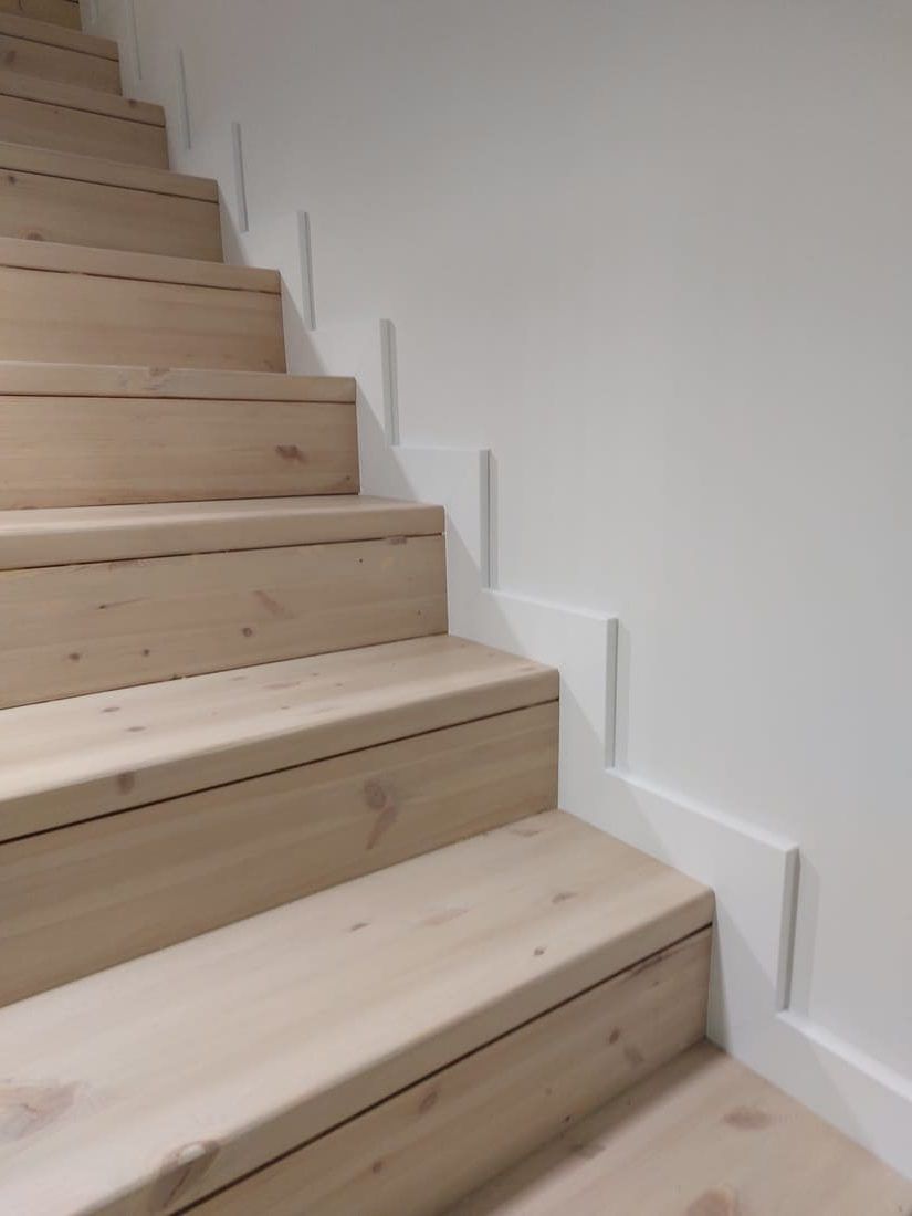 Pavimento Laminado de la marca FinFloor instalado detalle de la escalera - Andreu Parquets Lleida