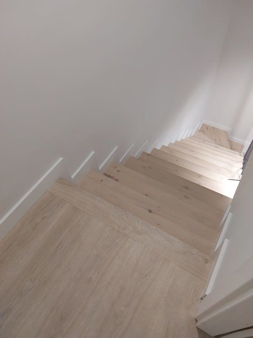 Pavimento Laminado de la marca FinFloor instalado detalle de la escalera - Andreu Parquets en la Vall de Boí