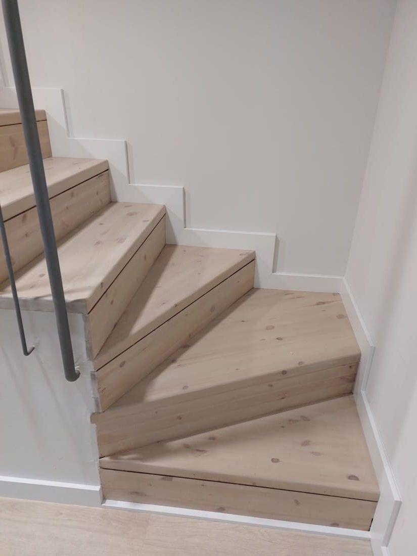 Pavimento Laminado de la marca FinFloor instalado detalle de la escalera - Andreu Parquets