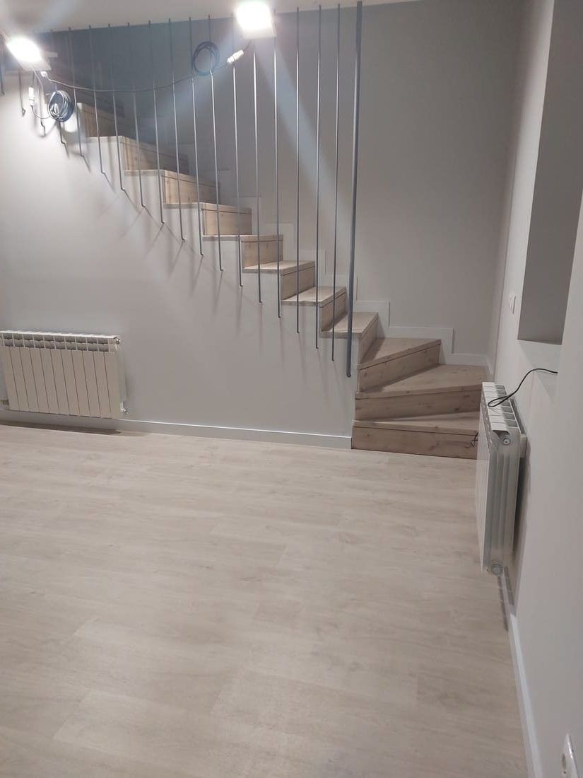 Pavimento Laminado de la marca FinFloor instalado detalle del comedor - Andreu Parquets Lleida